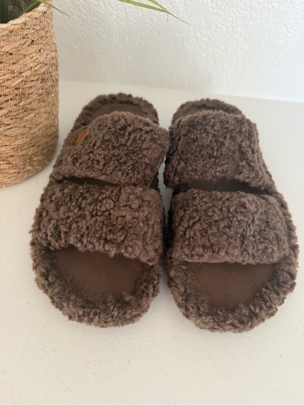 Women’s Fuzzy Open Toe Slippers/Size 7-8